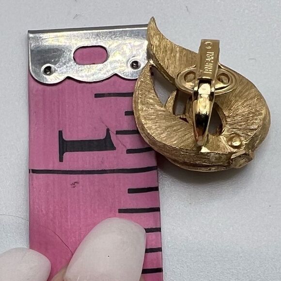 Vintage Trifari Gold Leaf Clip On Earrings - Picture 4 of 6